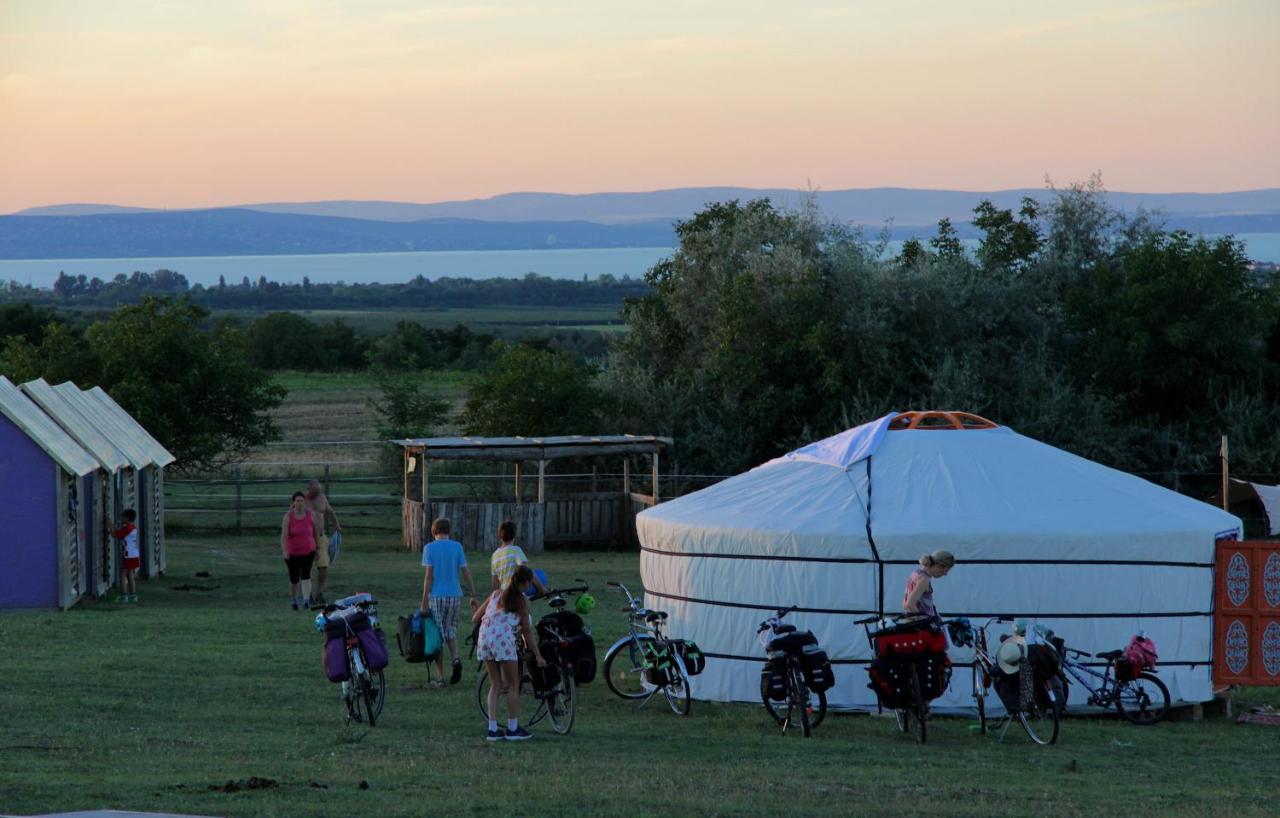 Dharma Horse Shelter Bungalows&Farmping Siofok Bagian luar foto
